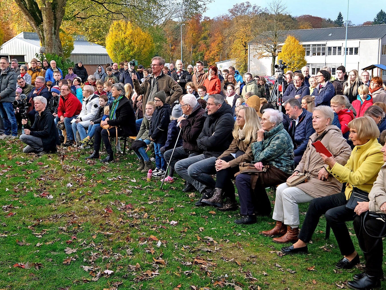 Viele Menschen ließen sich die „Enthüllung“ des Kunstwerks nicht entgehen. NN-Foto: Rüdiger Dehnen