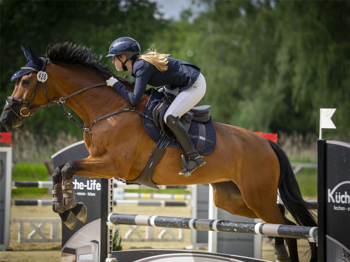 Viele Reiter aller Altersklassen zeigten beim Reitturnier auf dem Gelände des Reitstalls Scholten in Schravelen ihr Können. Foto: Gerhard Seybert