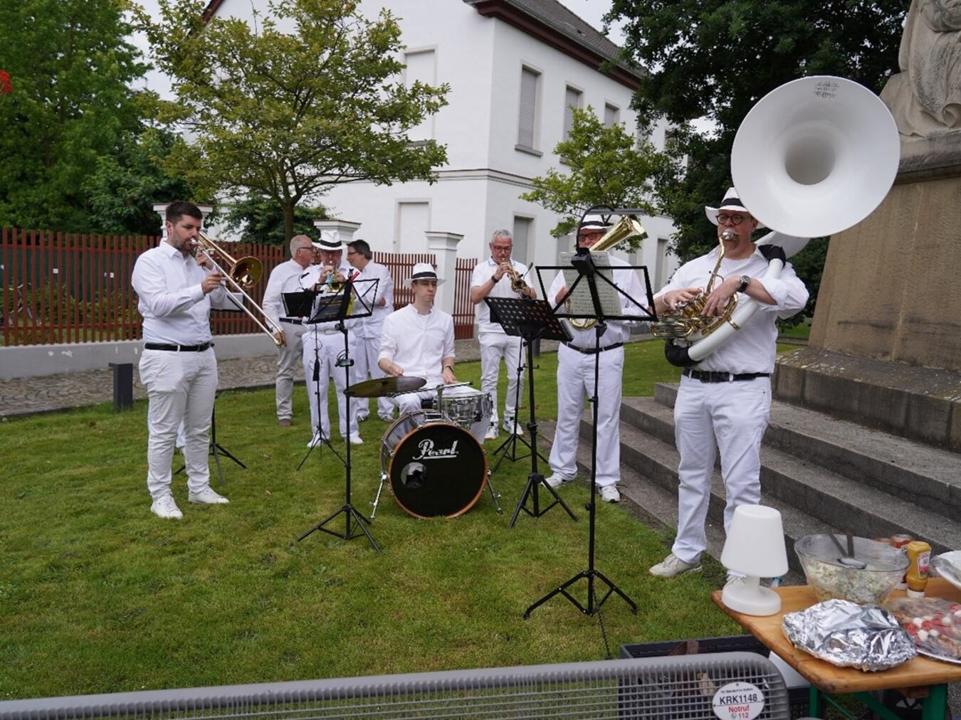 "Sommerabend am Aldekerker Kirchturm mit Musik und Begegnungen, organisiert vom Heimatverein."