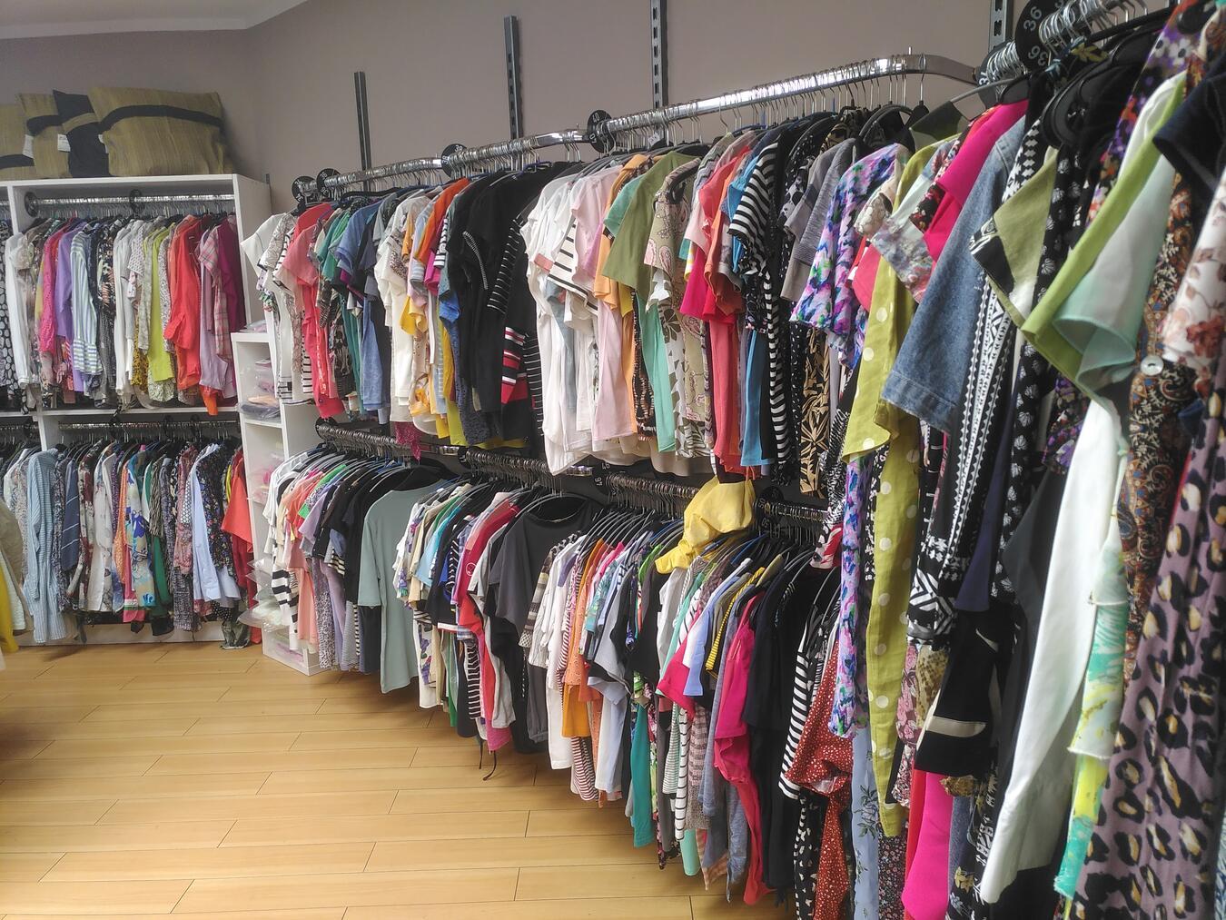 Viele Second-Hand-Läden nehmen gut erhaltene Kleidung an und laden kaufinteressierte zum Stöbern ein. Foto: Yvonne Kannenberg / KKA