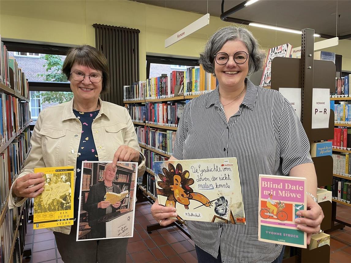 Viele spannende Geschichten verspricht der Niederrheinische Literaturherbst in Emmerich, auf den sich auch Irene Möllenbeck (Pro Kultur, l.) und Andrea Joosten (Stadtbücherei) freuen. Foto: Stadt Emmerich
