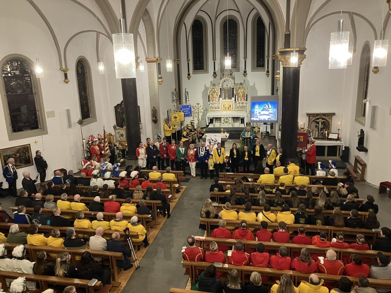 Viele Vereine folgten der Einladung des AKV „Vallis Comitis“ in die St. Vincentius Kirche und sorgten mit ihren bunten Uniformen für ein farbenprächtiges Bild. Foto: privat
