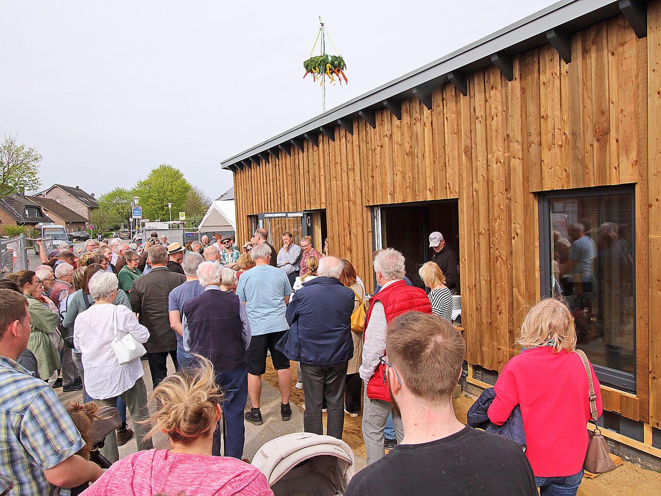 Viele Wardter waren zur Feier des Richtfestes gekommen. NN-Fotos (2): Theo Leie