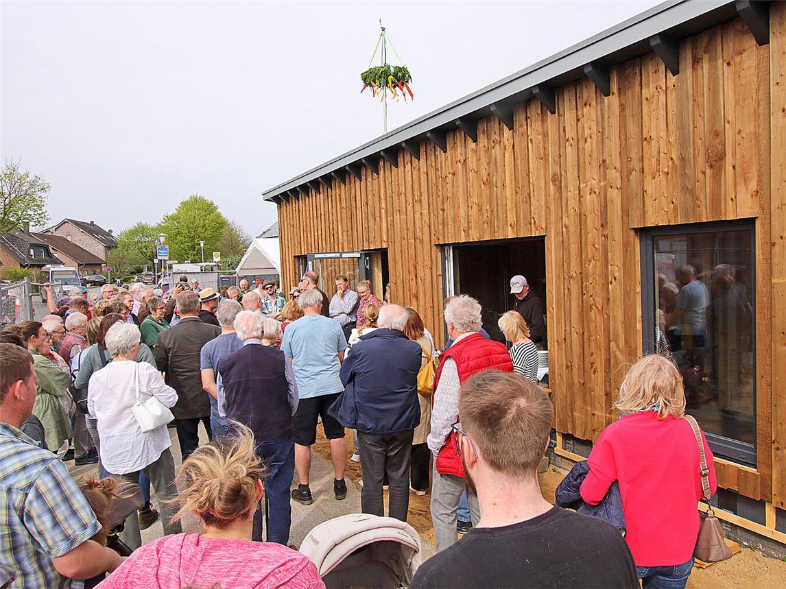 Viele Wardter waren zur Feier des Richtfestes gekommen. NN-Fotos (2): Theo Leie