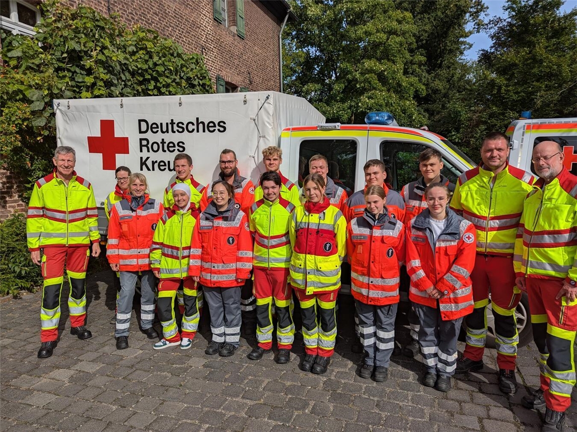 Vielfalt im Ehrenamt: Neue Rettungshelfer des DRK im Kreis Wesel – von jungen Erwachsenen bis hin zum 58-jährigen Teilnehmer – haben ihre Ausbildung erfolgreich abgeschlossen und stehen nun für Bevölkerungsschutz, Katastrophenhilfe und Sanitätsdienste bereit. Foto: DRK