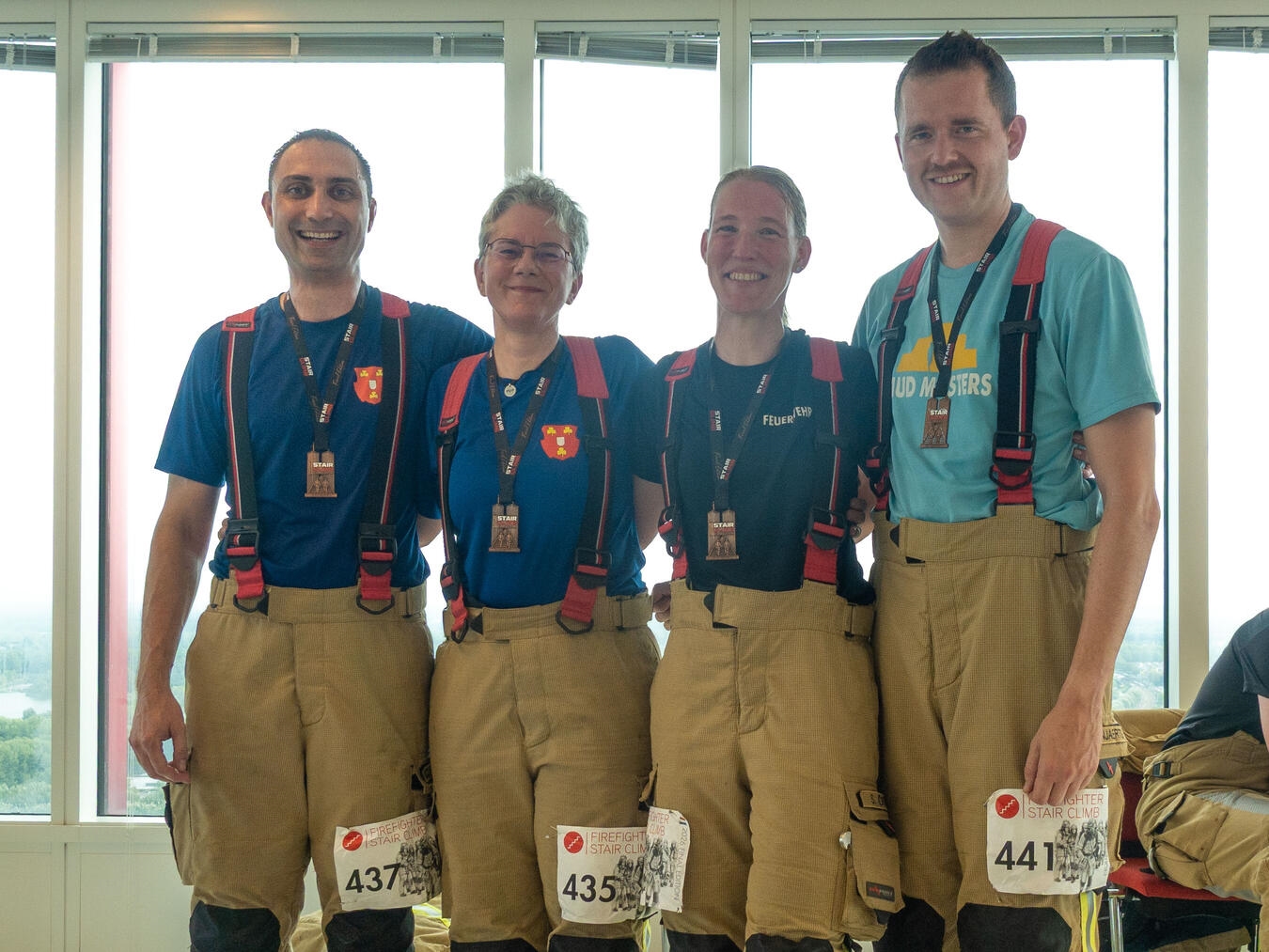 "Vier Feuerwehrleute Kleve beim Firefighter Stair Climb in Almere, Niederlande"