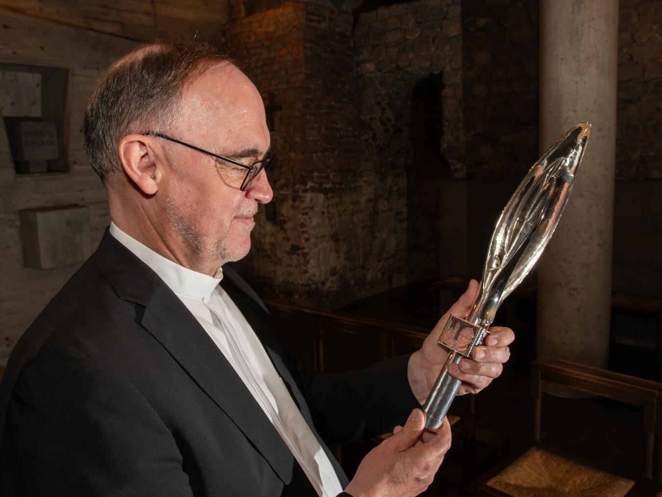 Vier Porträts an seinem Bischofsstab erinnern Weihbischof Rolf Lohmann an Persönlichkeiten aus dem Bistum Münster, die eine besondere Bedeutung für ihn haben. Darunter ist auch Kardinal von Galen. Foto: Bischöfliche Pressestelle / Christian Breuer