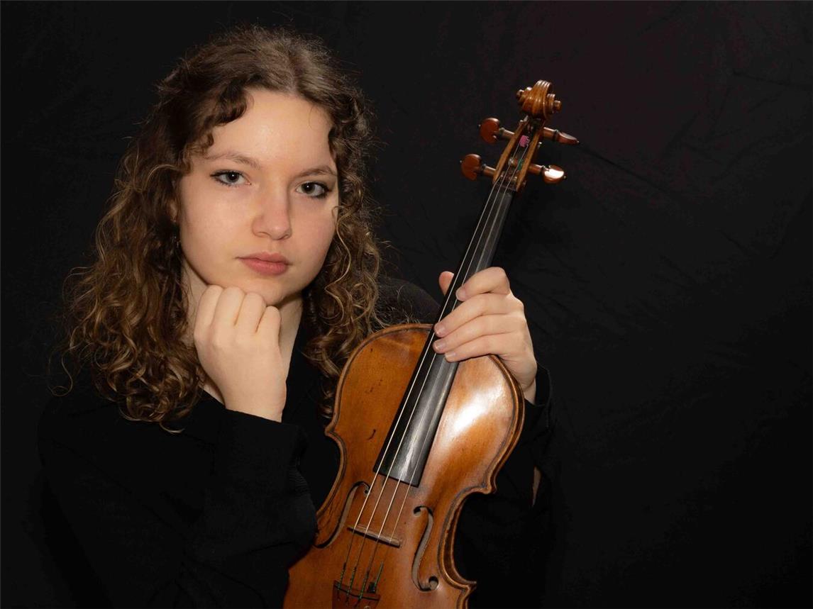 Violinistin Dasha Serck spielt in Emmerich. Foto: Norman Serck