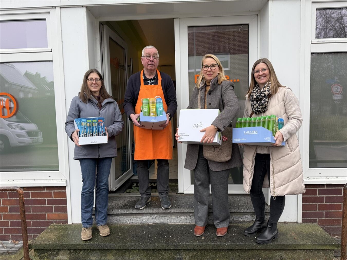 Vivian Pellens (IWC, l.), Eva Allartz (IWC) und Simona Hornen (IWC, r.) überreichen die Spende an Norbert Flocken von der Tafel Geldern. Foto: privat