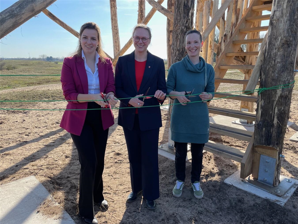 Vivian Putman, Bürgermeisterin Alexandra Schacky, Johanna Dohle eröffneten den Aussichtsturm.Foto: Stadt Kalkar