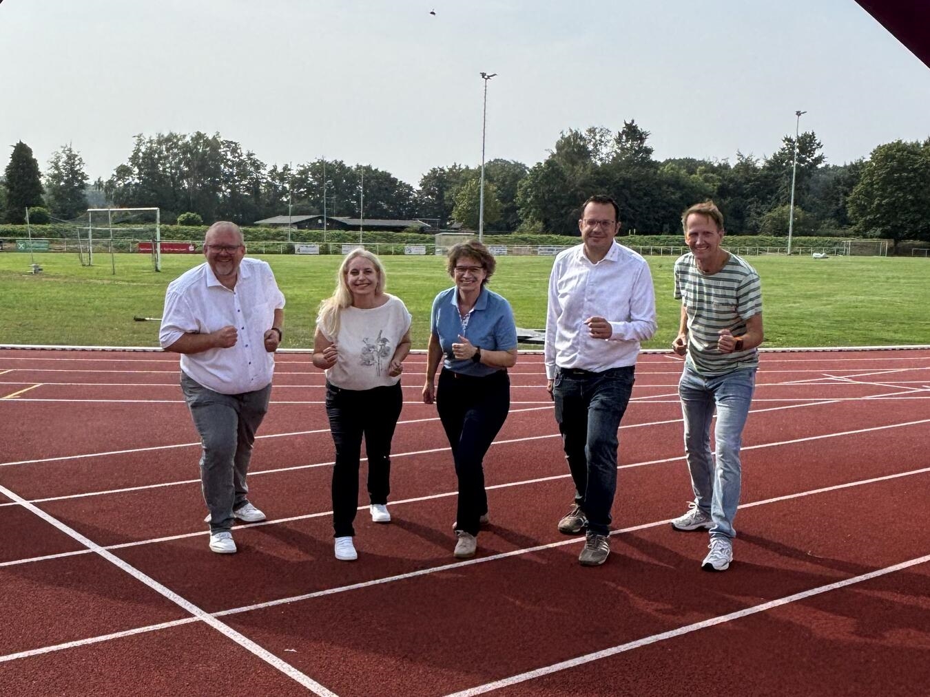 Bürgermeister und Sponsoren beim Herbstlauf Niederrhein, vor Ort für gemeinsames Engagement in Rheurdt und Kerken.