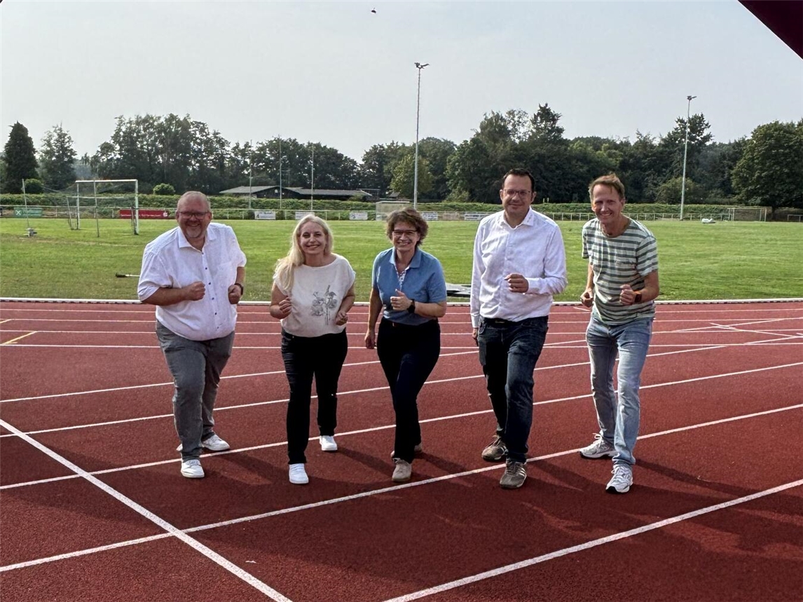 Bürgermeister und Sponsoren beim Herbstlauf Niederrhein, vor Ort für gemeinsames Engagement in Rheurdt und Kerken.