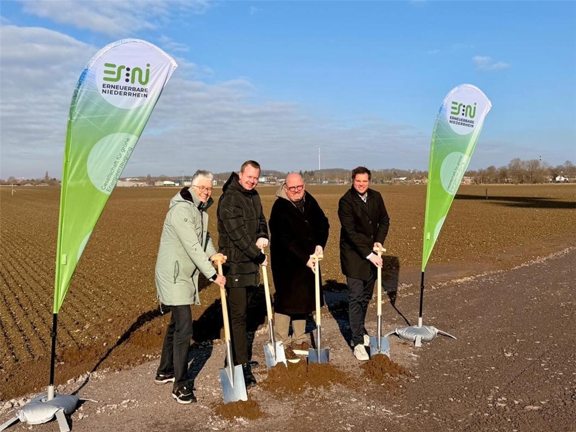 (V.l) Claudia Dercks (SW Kleve), Steffen Borth (SW Emmerich), Carlo Marks (SW Goch), Bernd v. d. Pasch (ERNI). Foto: Erni GmbH