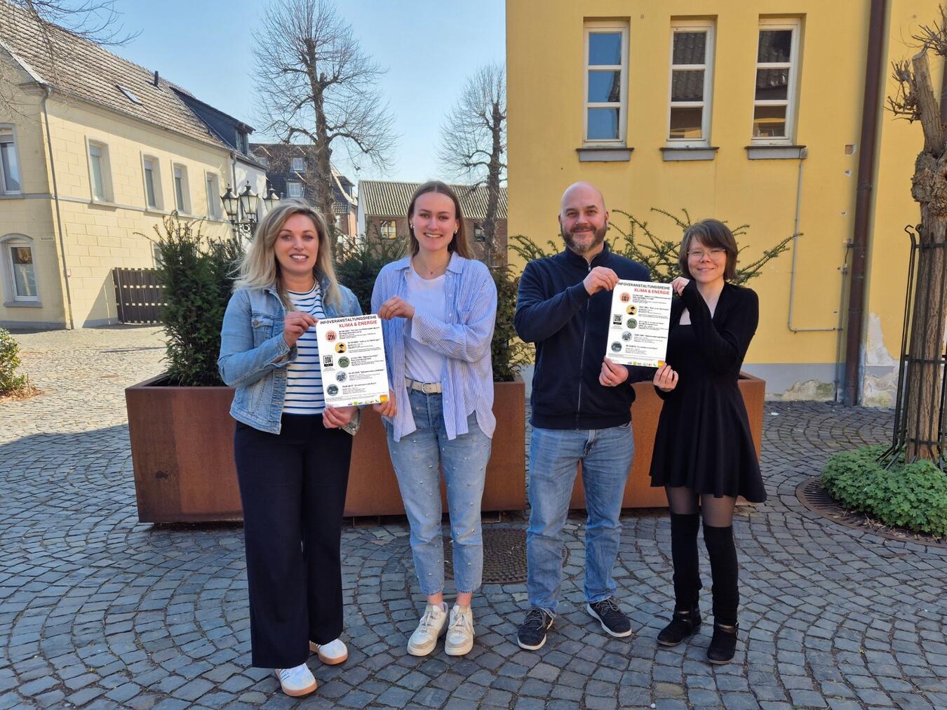 .(V.l) Die  Klimaschutzbeauftragten der Gemeinden Kerken (Lisa Gülleken), Issum (Damaris an Mey), Straelen (Jordi Fages) und Wachtendonk (Annia Gully-Watson). Foto: Gemeinde Kerken