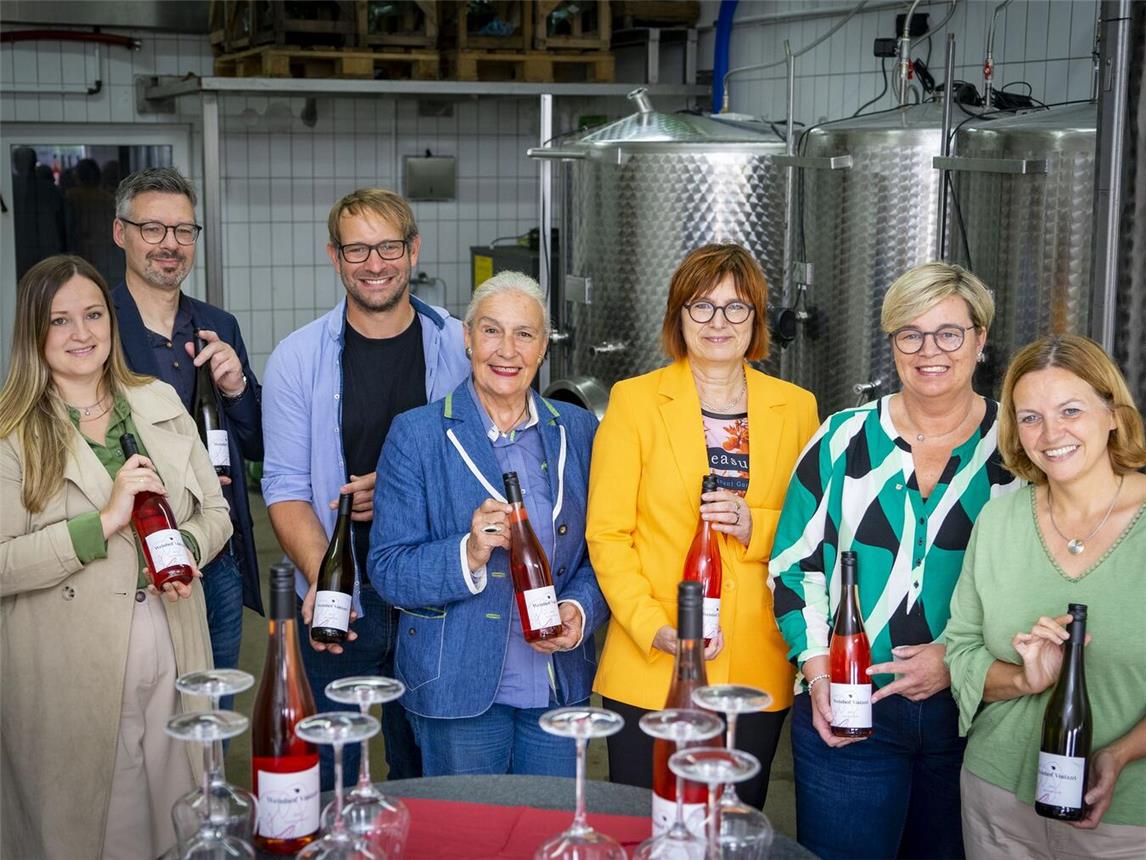 (V.l) Fabienne van Lier und Marc Cattelaens (WFG), Winzer Gianluca Antoniazzi, Renate Fürtjes (Gemeinde Kerken), Brigitte Jansen (WFG), Bärbel Wolters (Stadt Geldern), und Nicole Thissen (WFG) im Weinkeller in Kerken. Fotos (2): Gerhard Seybert