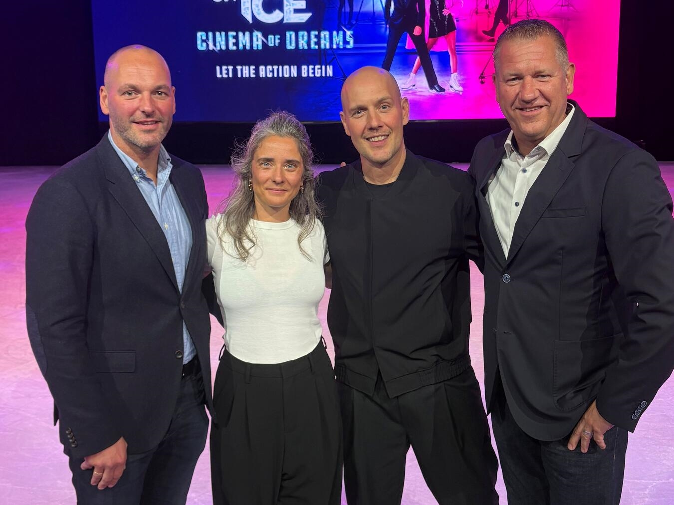 Holiday on Ice präsentiert erste Szenen der neuen Show (V.l) Hallen- & Eventmanager Jan Lankes, die Stargäste Pauline Petszokat & Oli P., Geschäftsführer Bernd Schoenmackers.