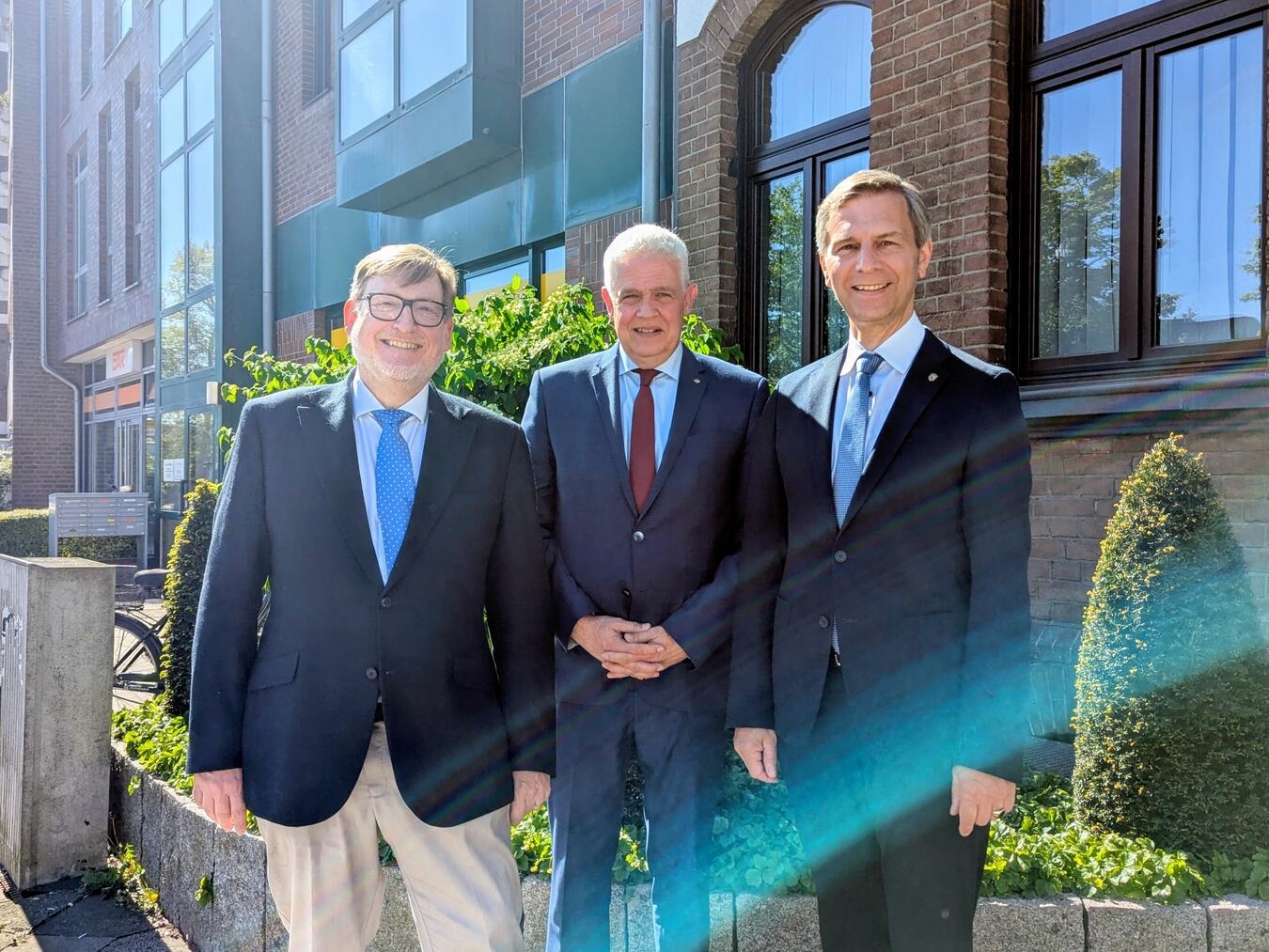 "Manfred Lorenz, Günther Bergmann und Stephan Wolters bei CDU-Jahreskonferenz, diskutieren aktuelle Themen."