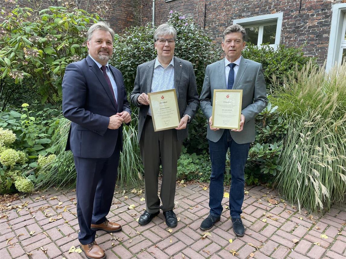 V.l.n.r.: Bürgermeister Clemens Brüx, Michael Petermann und Stefan Sablowski. Foto: Gemeinde Issum