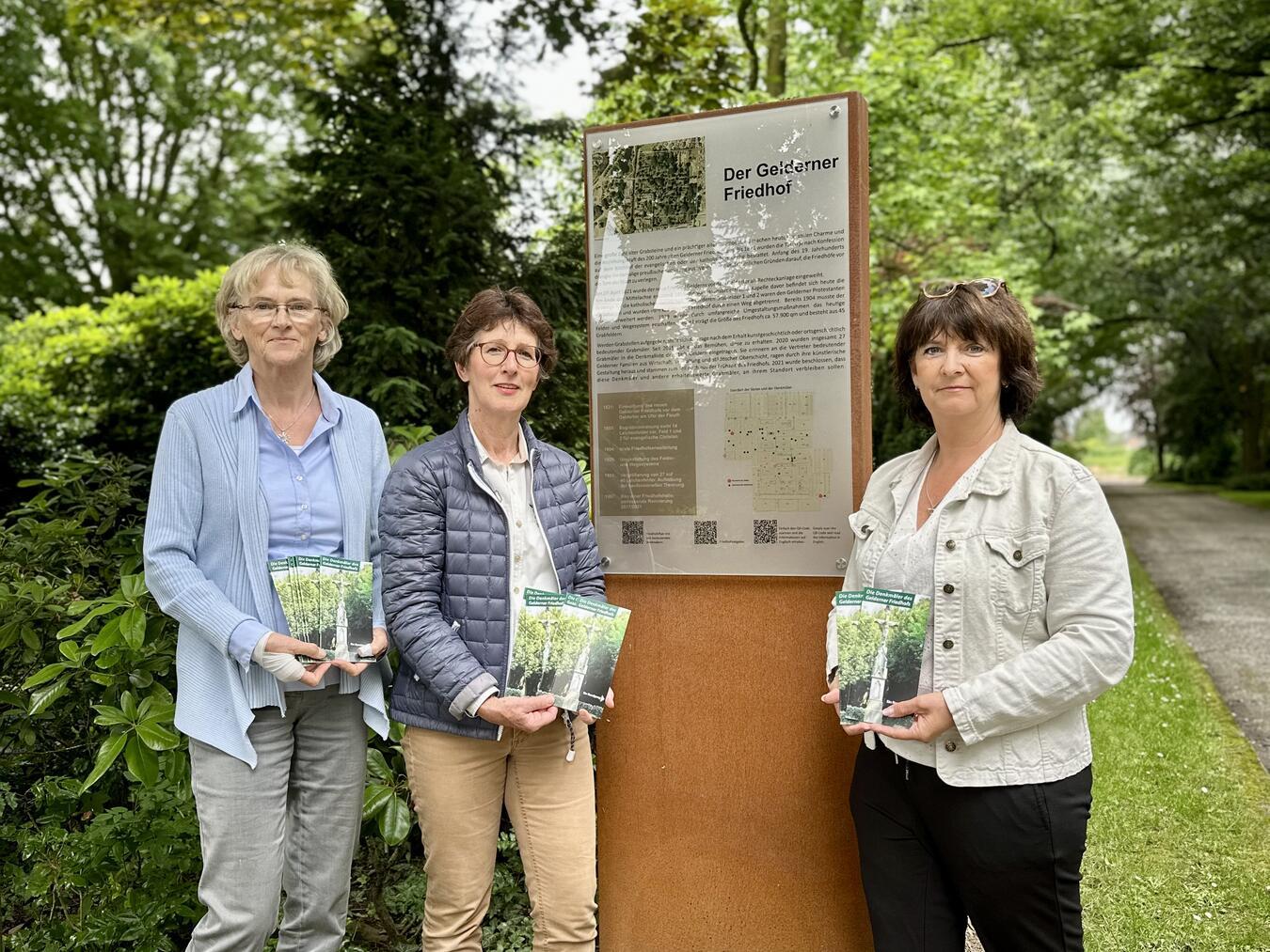V.l.nr.: Johanna Klümpen-Hegmans, Dr. Christel Terhorst und Simone Hauch-Mange (Leiterin der Unteren Denkmalbehörde bei der Stadt Geldern) vor einer der beiden neuen Informationsstelen am Gelderner Friedhof Foto: Stadt Geldern/Terhorst