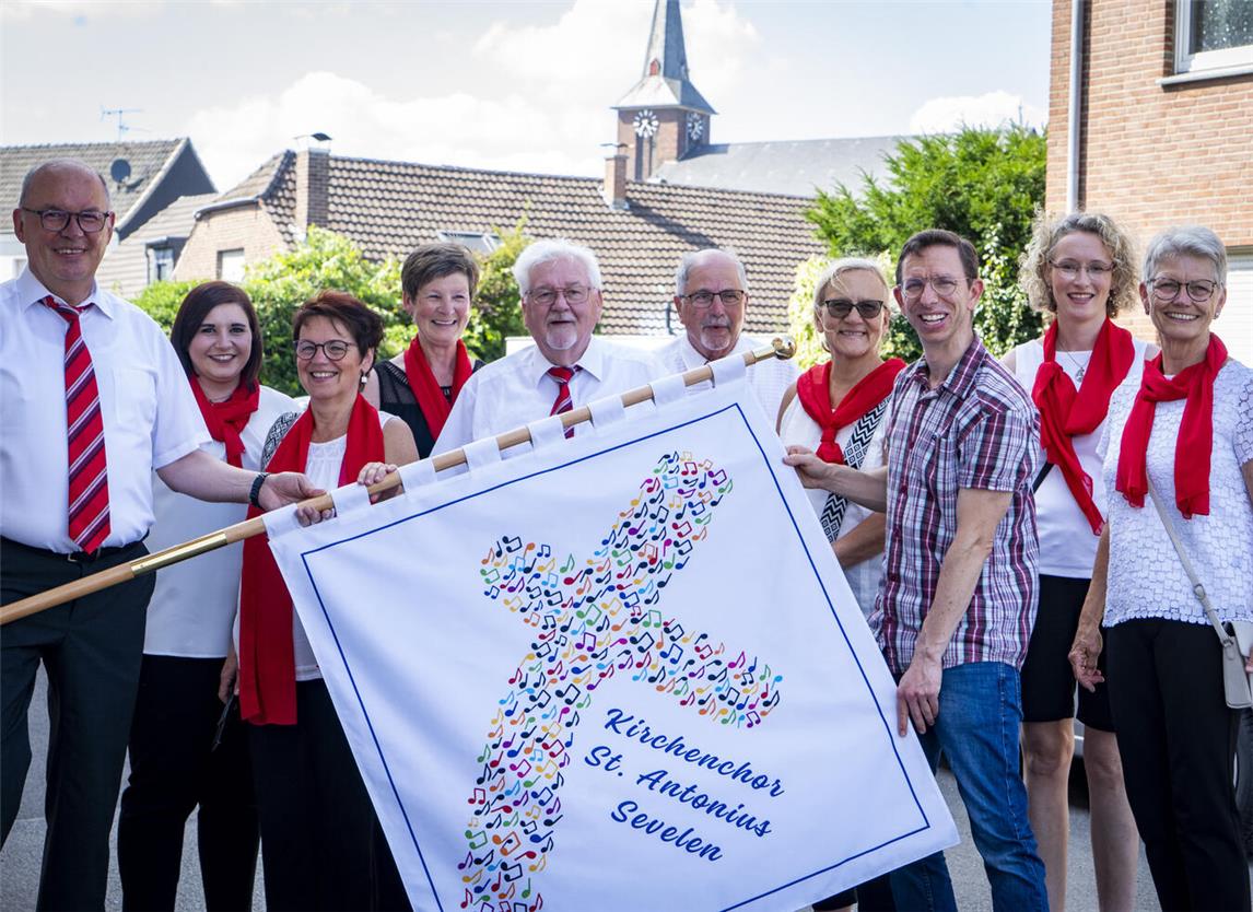 (v.l.n.r.): Jüppi Paulus (1. Vorsitzender), Marie Schwack (Fahnendesign), Margret Hoeps (Kassiererin), Petra Hilscher (2. Vorsitzende), Heinz Eumes (Notenwart), Hans-Wilhelm (Bülow) Gartz (Schriftführer), Astrid Lackmann (Beisitzerin), Tobias Hammans (Geschäftsstellenleiter Volksbank), Steffi Baumanns (2. Notenwartin), Alexa Happe (Beisitzerin) Foto: Gerhard Seybert