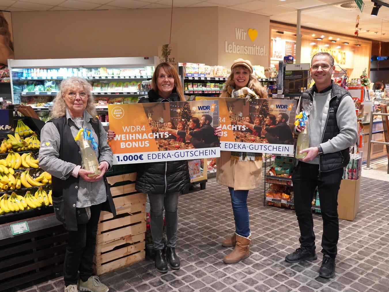 WDR 4 Weihnachtsbonus geht zweimal nach Rheinberg (v.l.n.r.) Marktleiterin Elvira Thornton, die Gewinnerinnen Stephanie Siebiera und Rita Kemper sowie Kaufmann Thomas Luft. Foto: Edeka