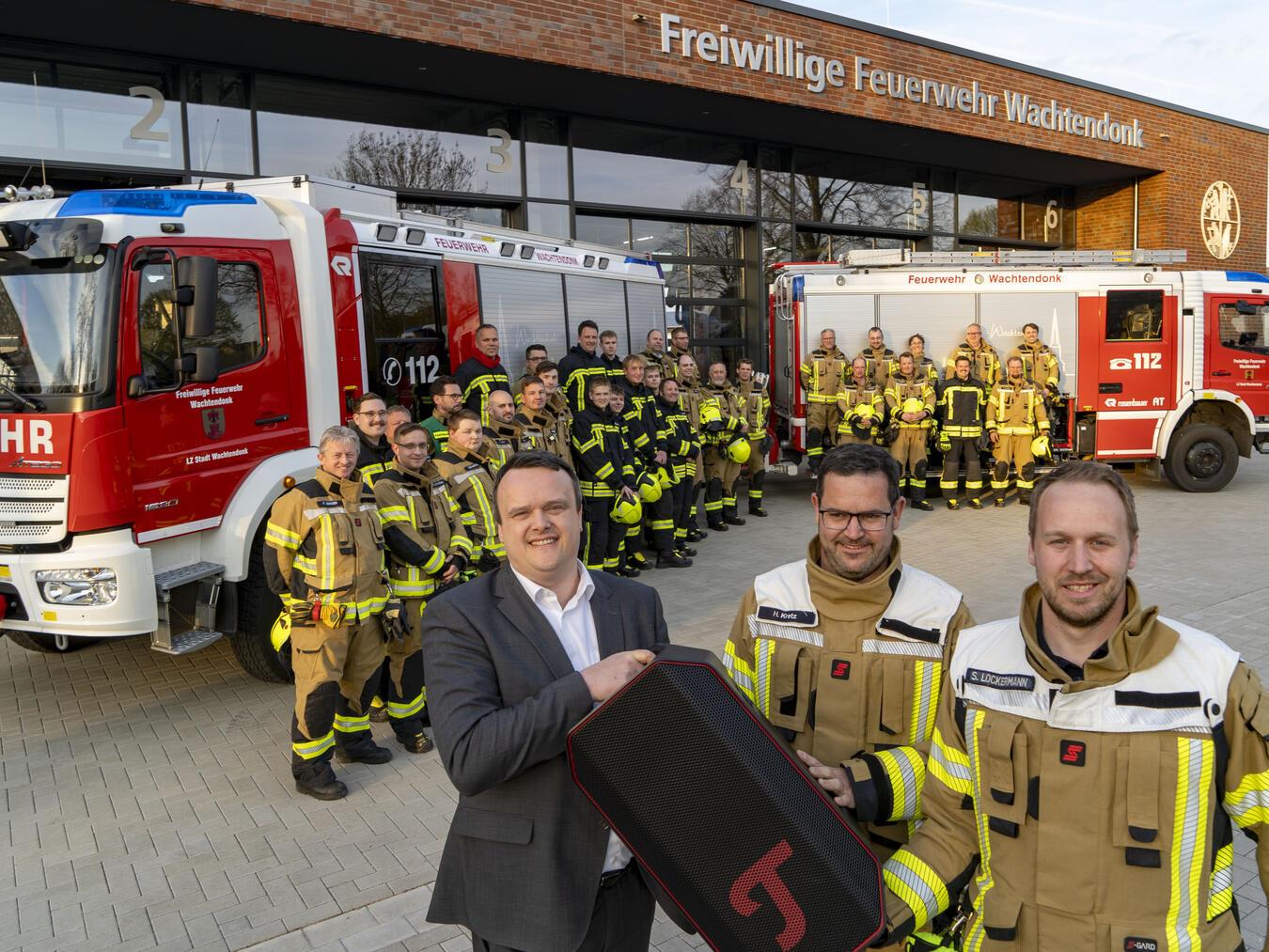 Voba-Geschäftsstellenleiter Michael Janßen bei der offiziellen Übergabe an Löschungszugführer Henrik Kretz, den stellvertretenden Löschungszugführer Sven Lockermann und die Mitglieder des Löschzugs der Feuerwehr Wachtendonk.Foto: Gerhard Seybert