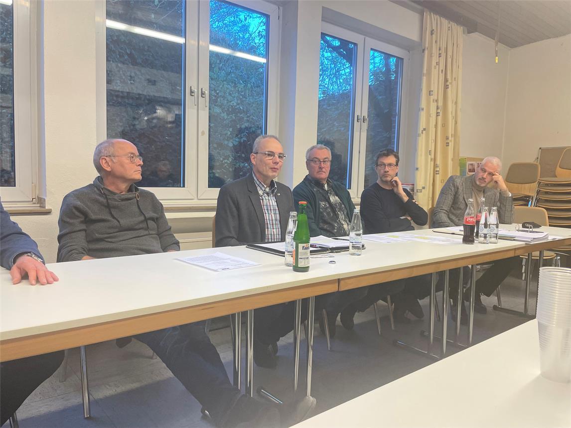Volker Markus (2.v.l.) und Vertreter von über 30 Vereinen wollen, dass der nächtliche Notarztstandort in Xanten und Rheinberg erhalten bleibt. NN-Foto: SP