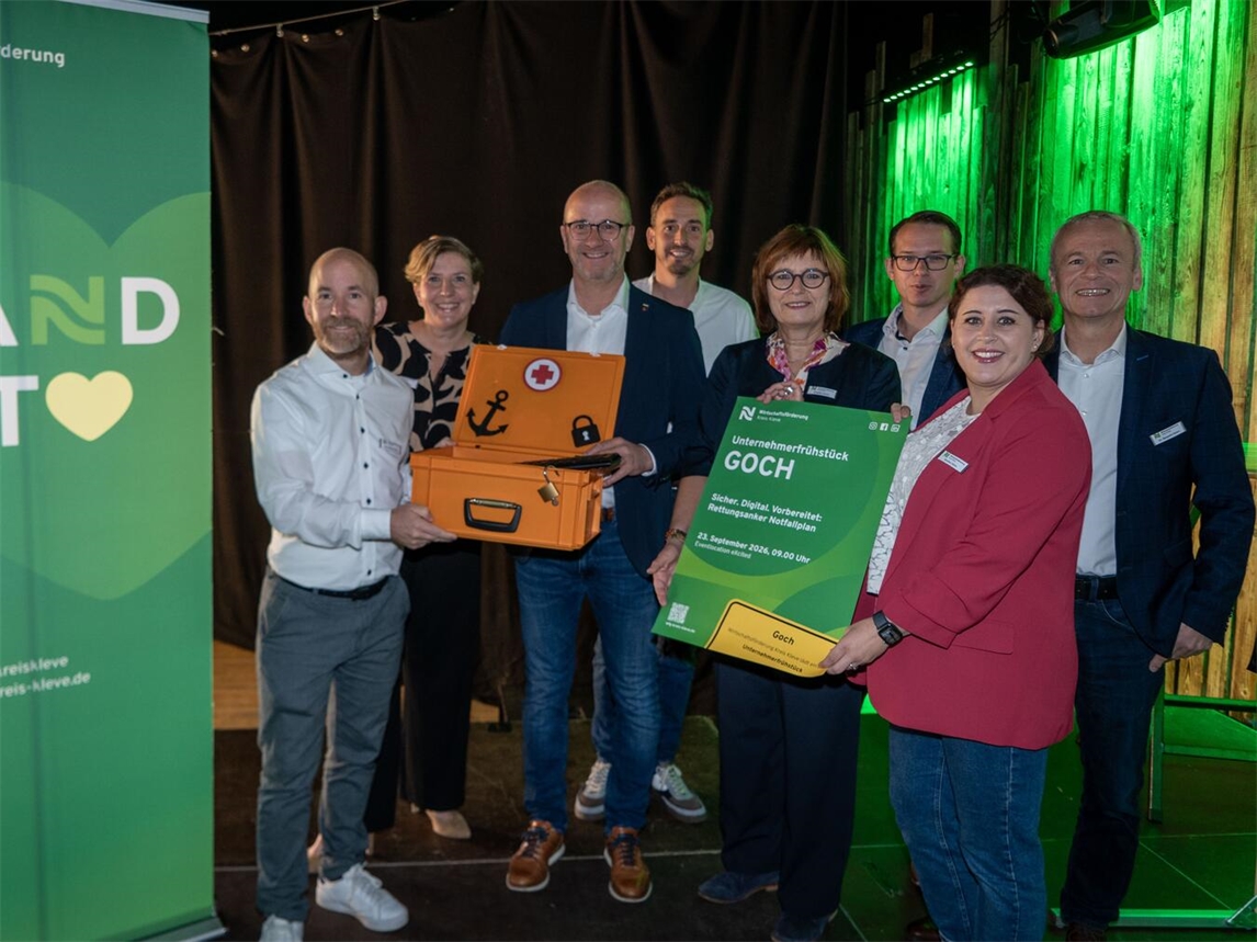Gruppenfoto von Wirtschafts- und Umweltvertretern aus Goch beim Treffen zur regionalen Wirtschaftsförderung im Kreis Kleve.