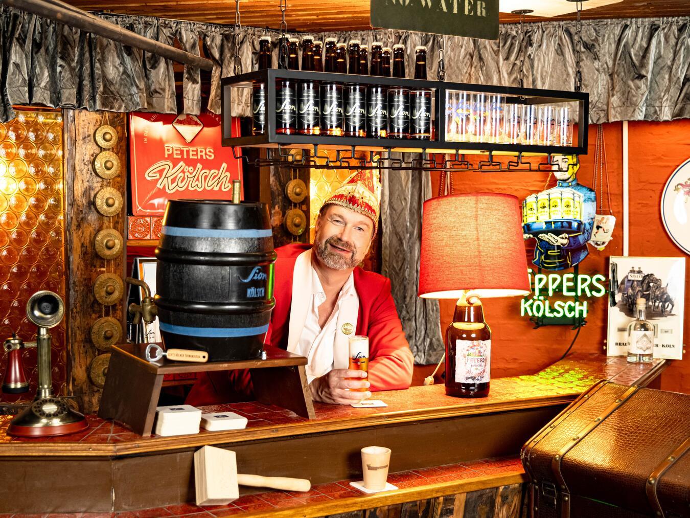 Volker Weininger nimmt seine Zuschauer als der „Sitzungspräsident“ mit in seine Kellerbar. Foto: Kay-Uwe-Fischer