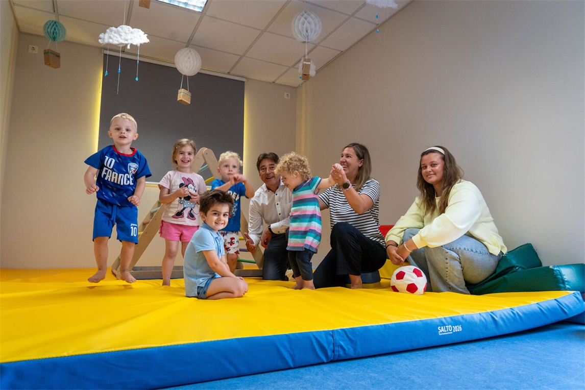 Markus Bexte, Lena Degner und Sofia Kesler testen mit Kindern neue Turnmatten in der Volksbank. Foto: Gerhard Seybert