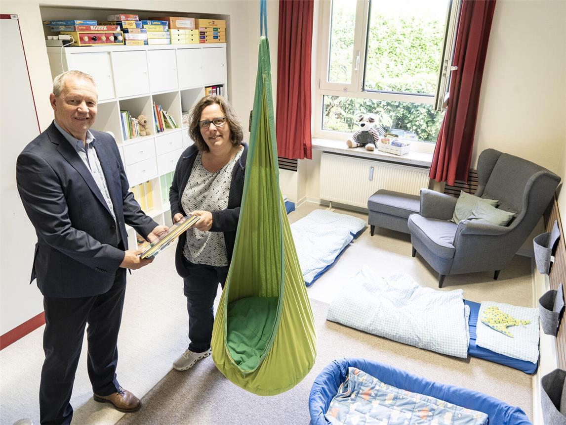Volksbank Ortsrepräsentant Johannes Hanßen und Kindergartenleitung Jessica Heisterkamp. Foto: Gerhard Seybert