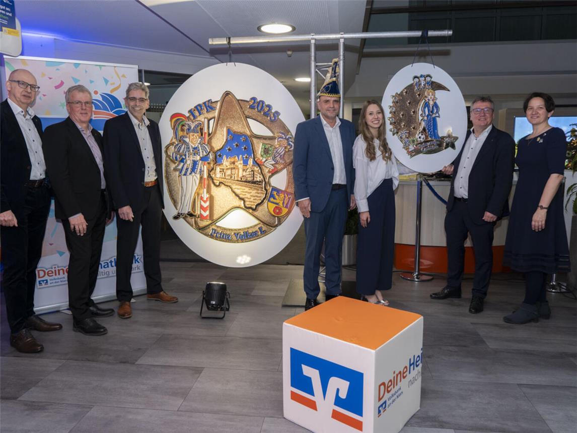 Volksbank-Vorstandsmitglied Wilfried Bosch, Geschäftsstellenleiter Volksbank Goch Thomas Grootens, Geschäftsstellenleiter Volksbank Pfalzdorf Burkhard Simons, das designierte Prinzenpaar Volker I. & Carina I., Volksbank-Vorstandsmitglied Johannes Janhsen und die stellvertretende Bürgermeisterin der Stadt Goch Katharina Pleines bei der Vorstellung der Orden. NN-Fotos: Gerhard Seybert