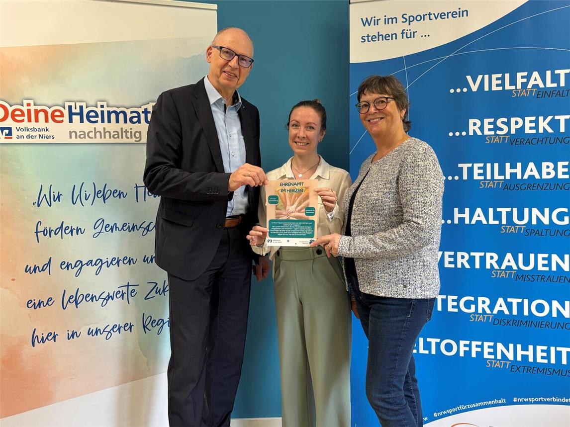 Volksbank-Vorstandsmitglied Wilfried Bosch, die Geschäftsstellenleiterin des KreisSportBunds Nathalie Tebarth und die Vorsitzende des KreisSportBunds Ulla Schrawen. Foto: Volksbank