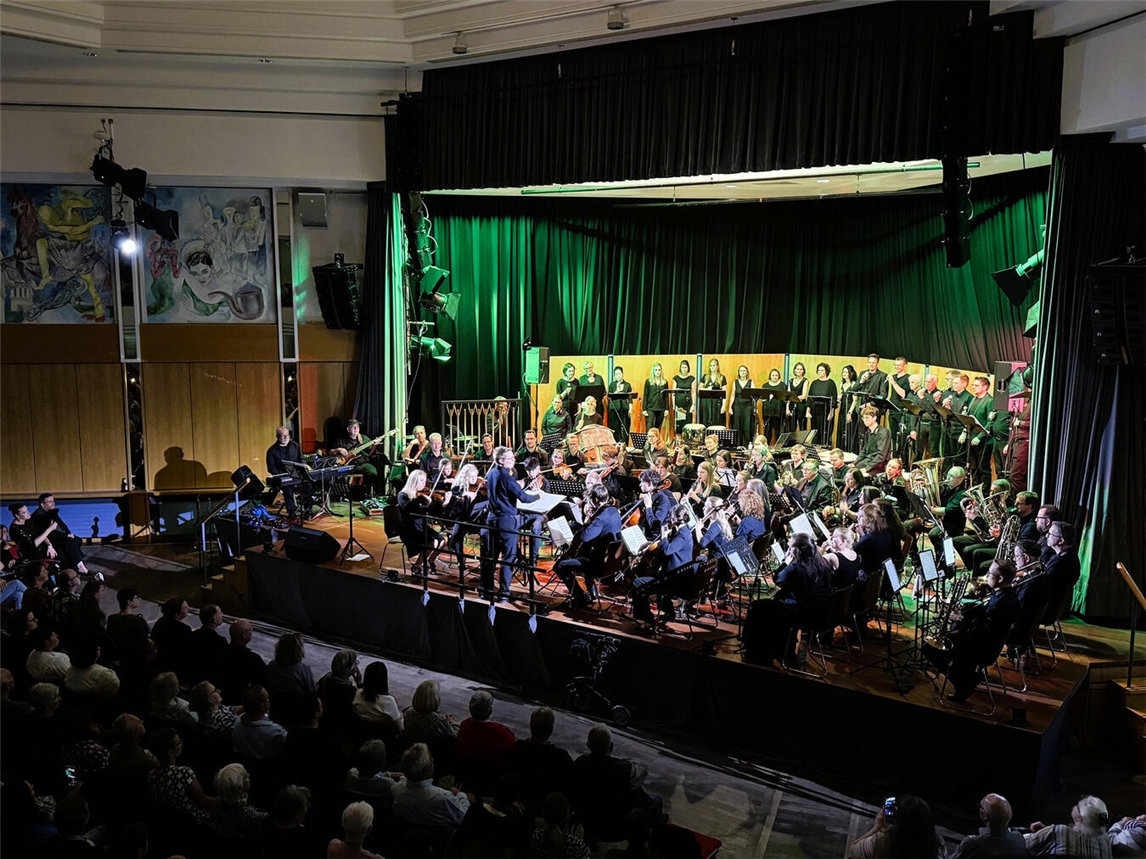 "Volles Bürgerhaus beim Abschlusskonzert der Reeser Tage der Musik, Bühne mit Musikern, Stadt Rees Event"