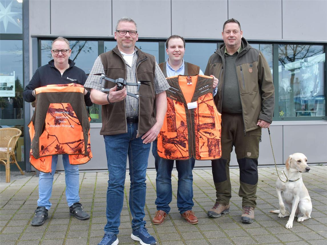 Voller Freude übernehmen die Kitzretter vom Hegering Kleve Süd-Ost die gesponsorten Warnwesten. Der besondere Dank geht an die Sponsoren, die Bauschlosserei Streutgens und Jagd&Mode Heistrüvers aus Wachtendonk: (v.l.n.r.) Peter Strutgens, Andreas Peters, Dirk Heistrüvers sowie Thorsten Buhrmester mit Hund Martha. NN-Foto: Gerhard Seybert