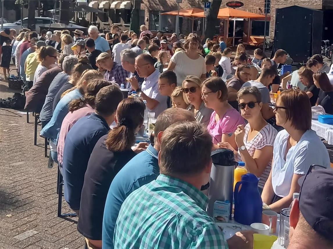 Volles Haus: der Marktplatz zum Kirmesfrühstück in Haldern. Foto: privat