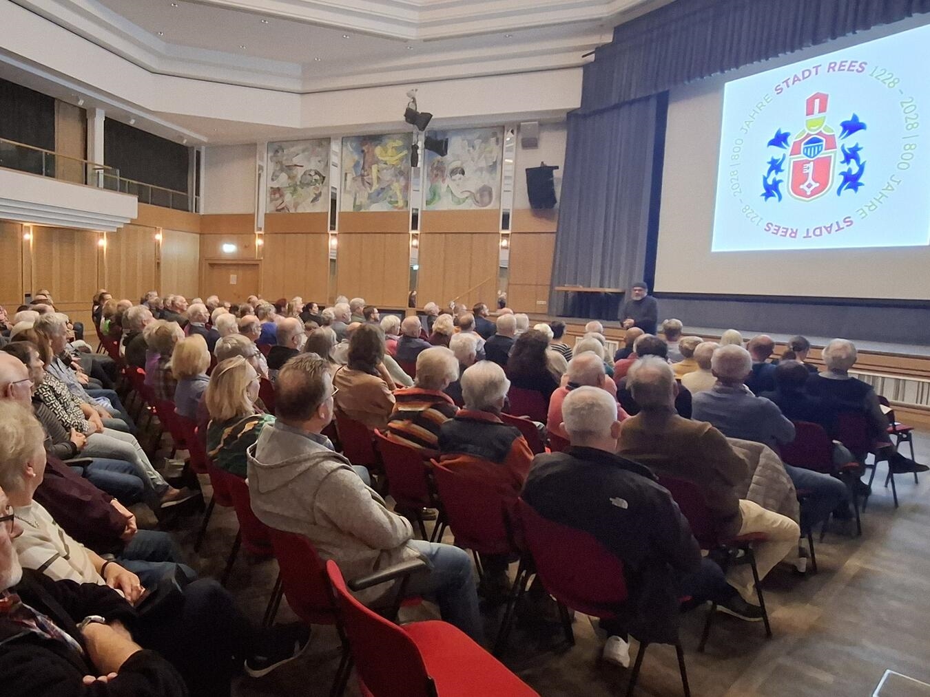 Rees: Die Stadtjubiläen im Fokus Volles Haus im Bürgerhaus beim Ressa-Vortrag über die 700- und 750-Jahr-Feier in Rees. Foto: Ressa