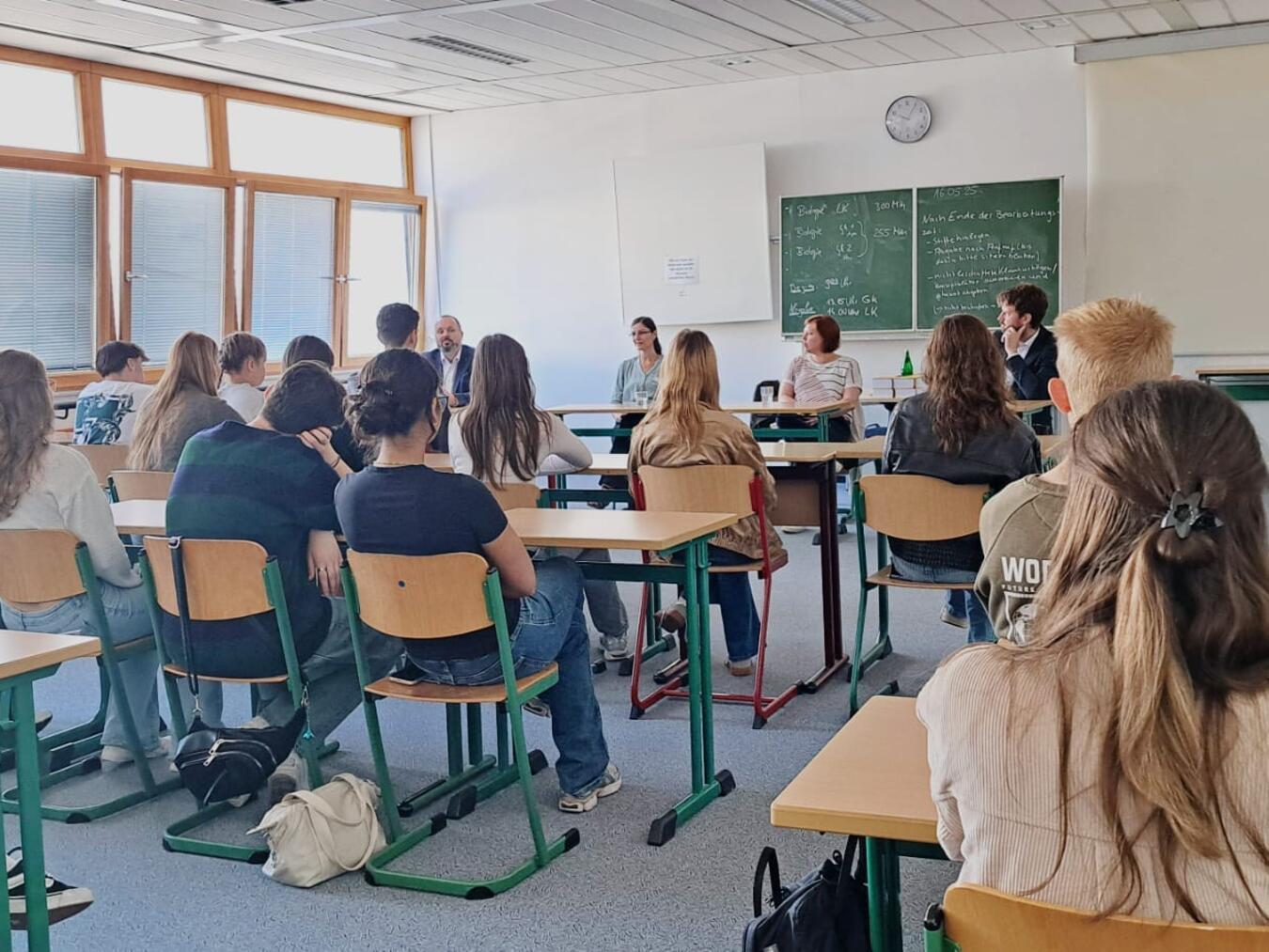 Volles Klassenzimmer im Cluster Medizin: Mehr als 40 Schüler hörten aufmerksam zu, was die vier Professionals über ihren beruflichen Werdegang zu berichten hatten. Foto: Rotary-Club Emmerich-Rees