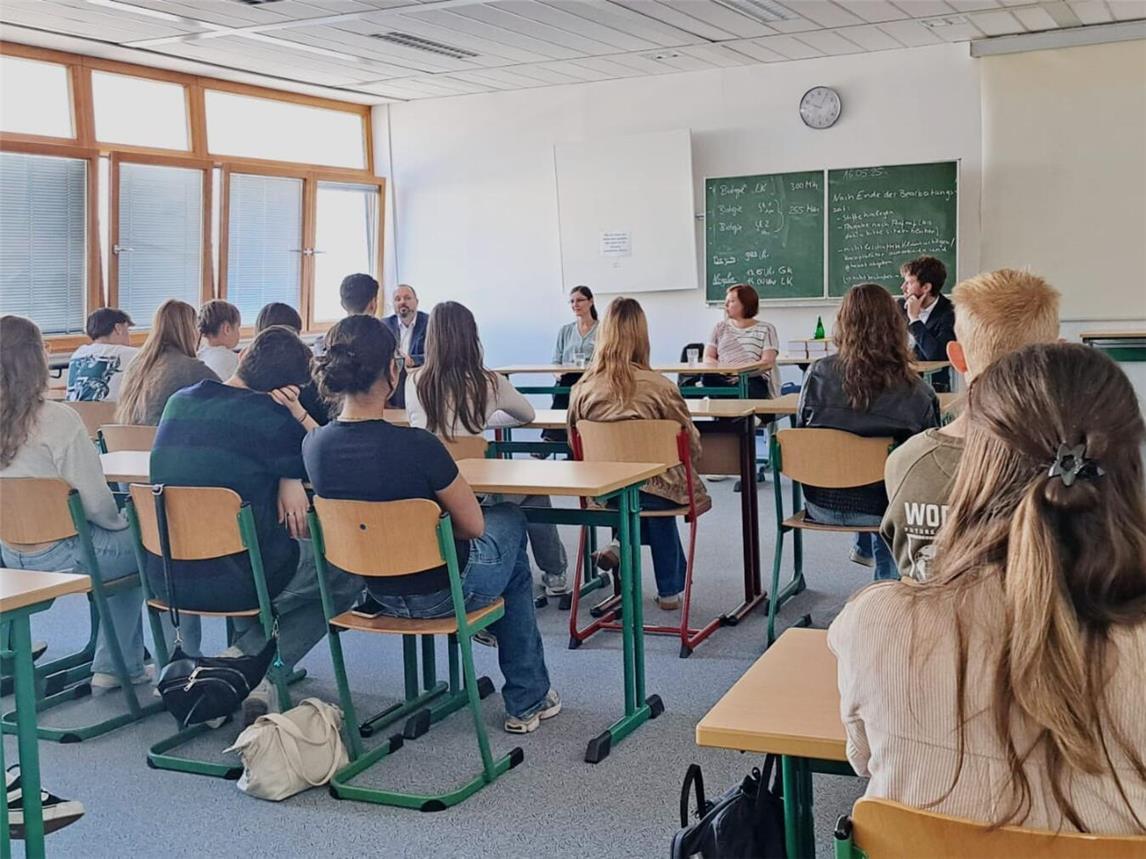 Volles Klassenzimmer im Cluster Medizin: Mehr als 40 Schüler hörten aufmerksam zu, was die vier Professionals über ihren beruflichen Werdegang zu berichten hatten. Foto: Rotary-Club Emmerich-Rees