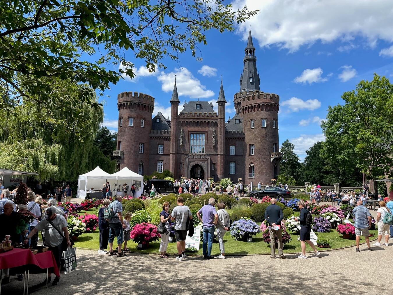 Blühende Gartenlandschaft auf Schloss Moyland, Mai-Event 2023 für Garten, Genuss und Lebensart, Foto von Thörmann Messen.