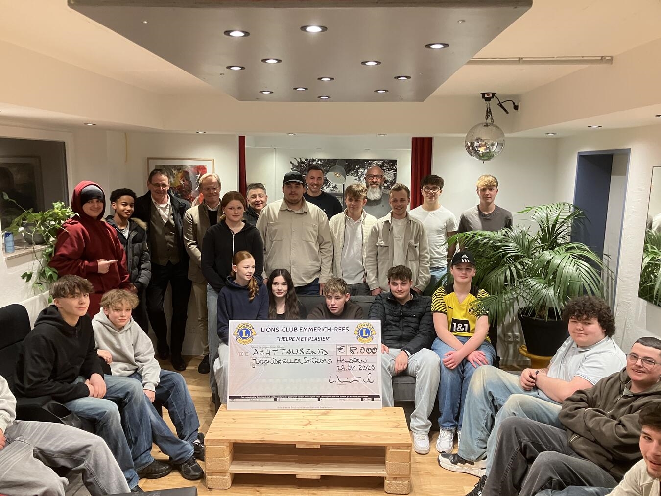 Vom Ergebnis der Sanierung im Jugendzentrum in Haldern machten sich Vertreter des Lions-Club Emmerich-Rees mit Einrichtungsleiter Tim Jansen und Jugendlichen, die bei den Arbeiten geholfen haben, vor Ort selbst ein Bild. Foto: privat