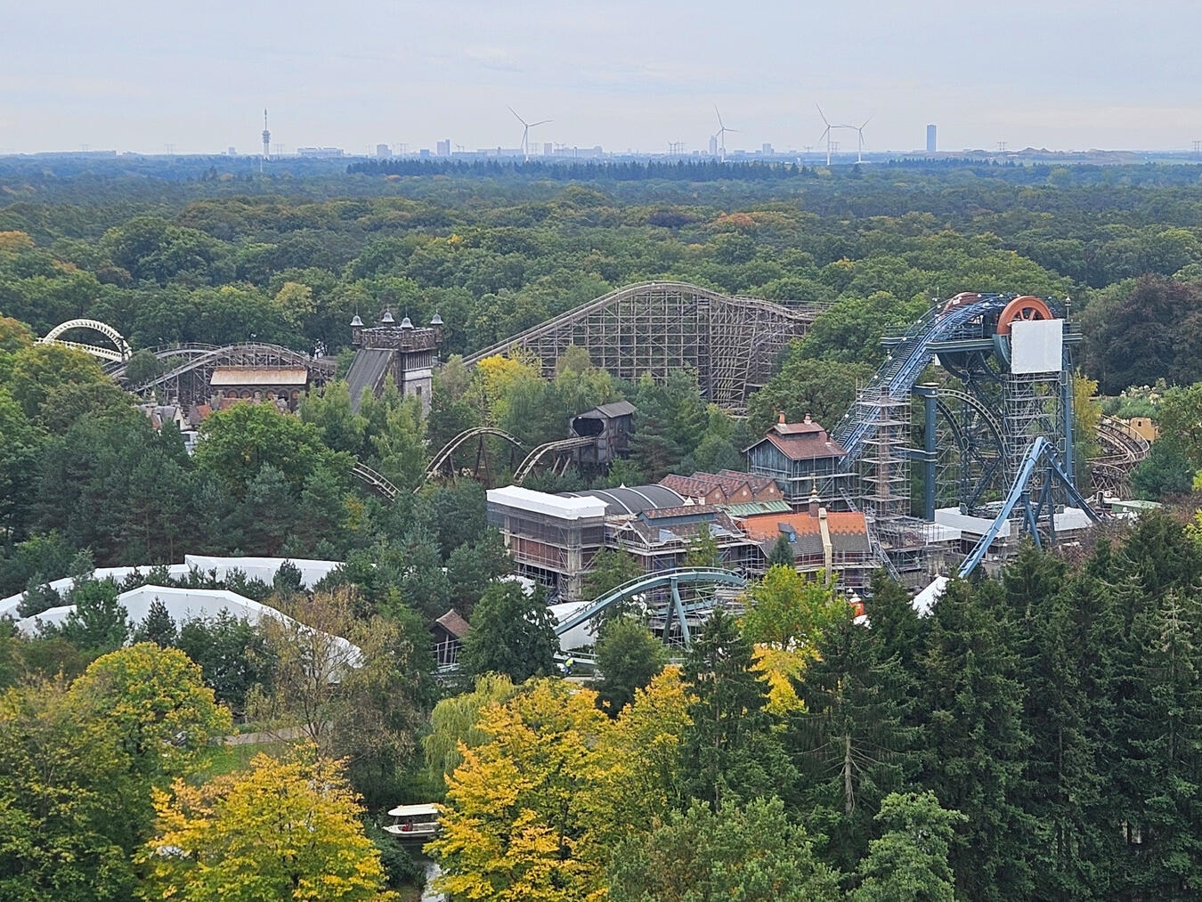 Ein Freizeitpark mit Seele Vom Fahrgeschäft „Pagode“ aus erhält man einen guten Überblick über das Gelände. Der Park umfasst 72 Hektar und ist damit der größte Freizeitpark der Niederlande. NN-Foto: vs