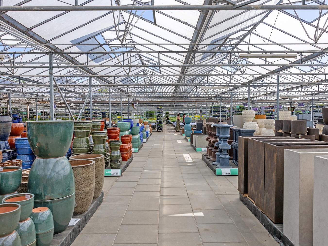 Vom kleinsten Blumentopf bis hin zu Cortenstahl-Pflanzkübeln - bei Budgetplant werden die Kunden jedes passende Pflanzgefäß finden. Fotos: Budgetplant Venlo