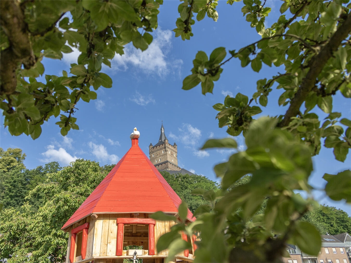"Blick auf Schwanenburg von Stadthallen-Spielplatz, Kinder spielen im Vordergrund, Sehenswürdigkeit Kleve"