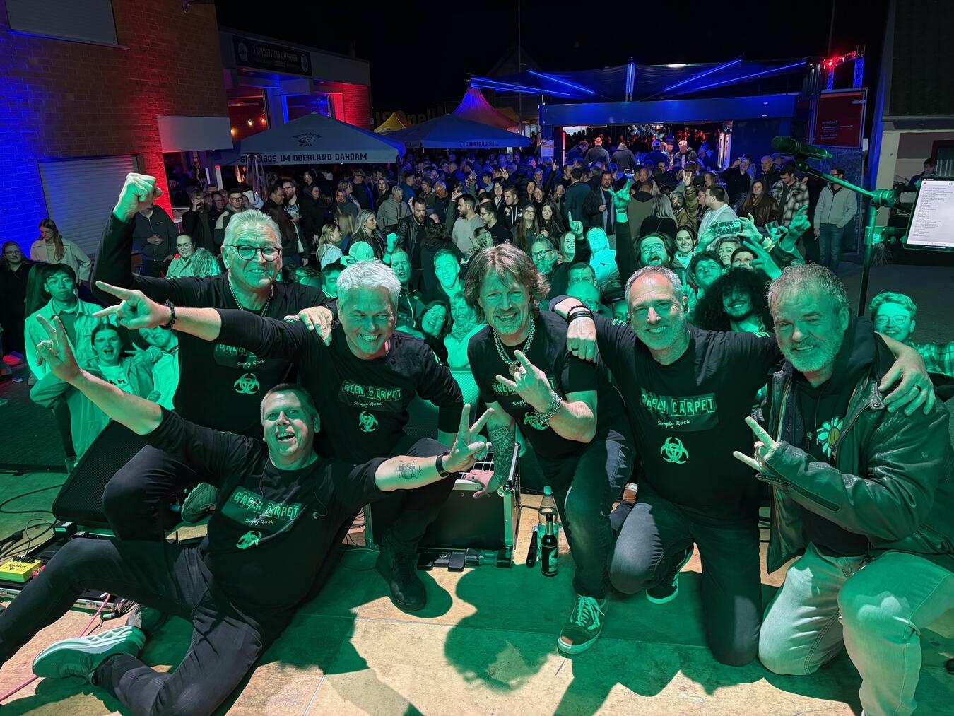 "Cover Band Green Carpet auf Bühne, live Auftritt, Musik-Performance"