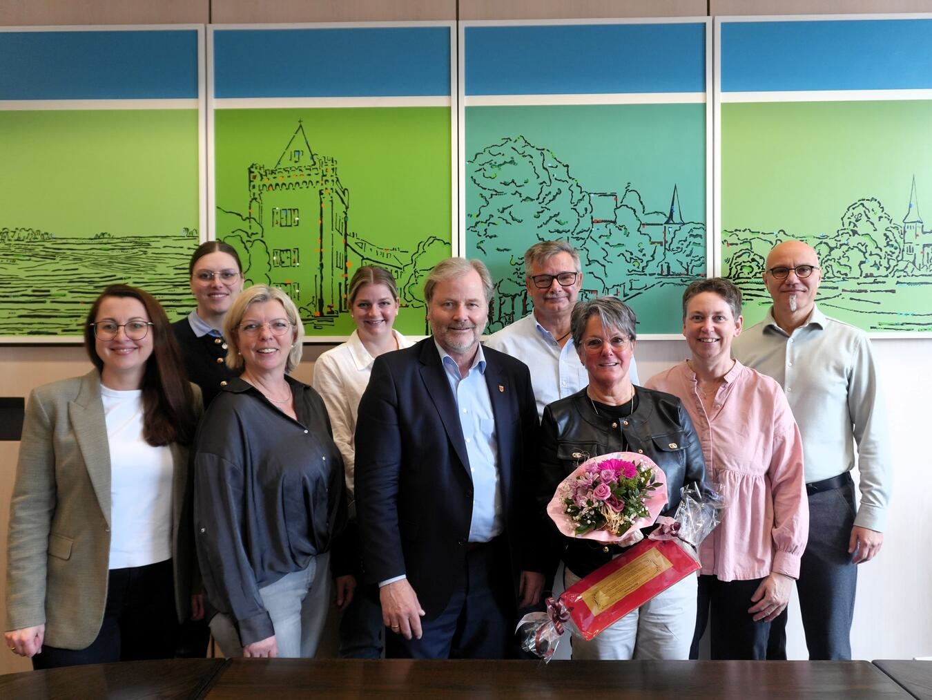 Von Bürgermeister Rainer Weber und ihren Kollegen wurde Petra Verhülsdonk herzlich verabschiedet. Foto: Gemeinde Uedem