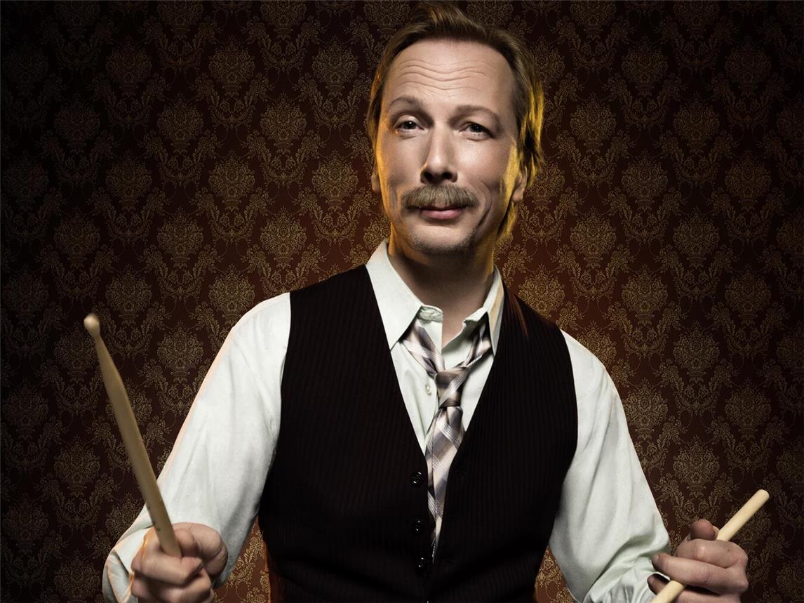 Von den rasenden Rhythmen der Cheavy Metal Polka (Chighway to Chell) bis zur chammercharten Electro-Polka (chit me baby one more time) spannt Pawel den musikalischen Bogen „fur der junge und der alte Fans“. Foto: Stephan Pick