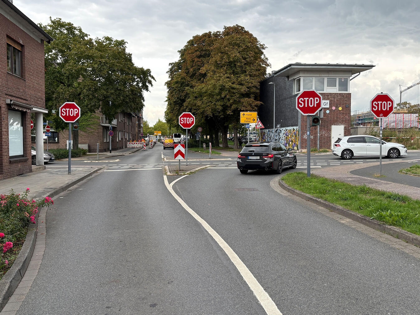 "Straßenkreuzung an Bahnhofstraße mit Abbiegeoption zum Bahnübergang, Foto von Torsten Matenaers"