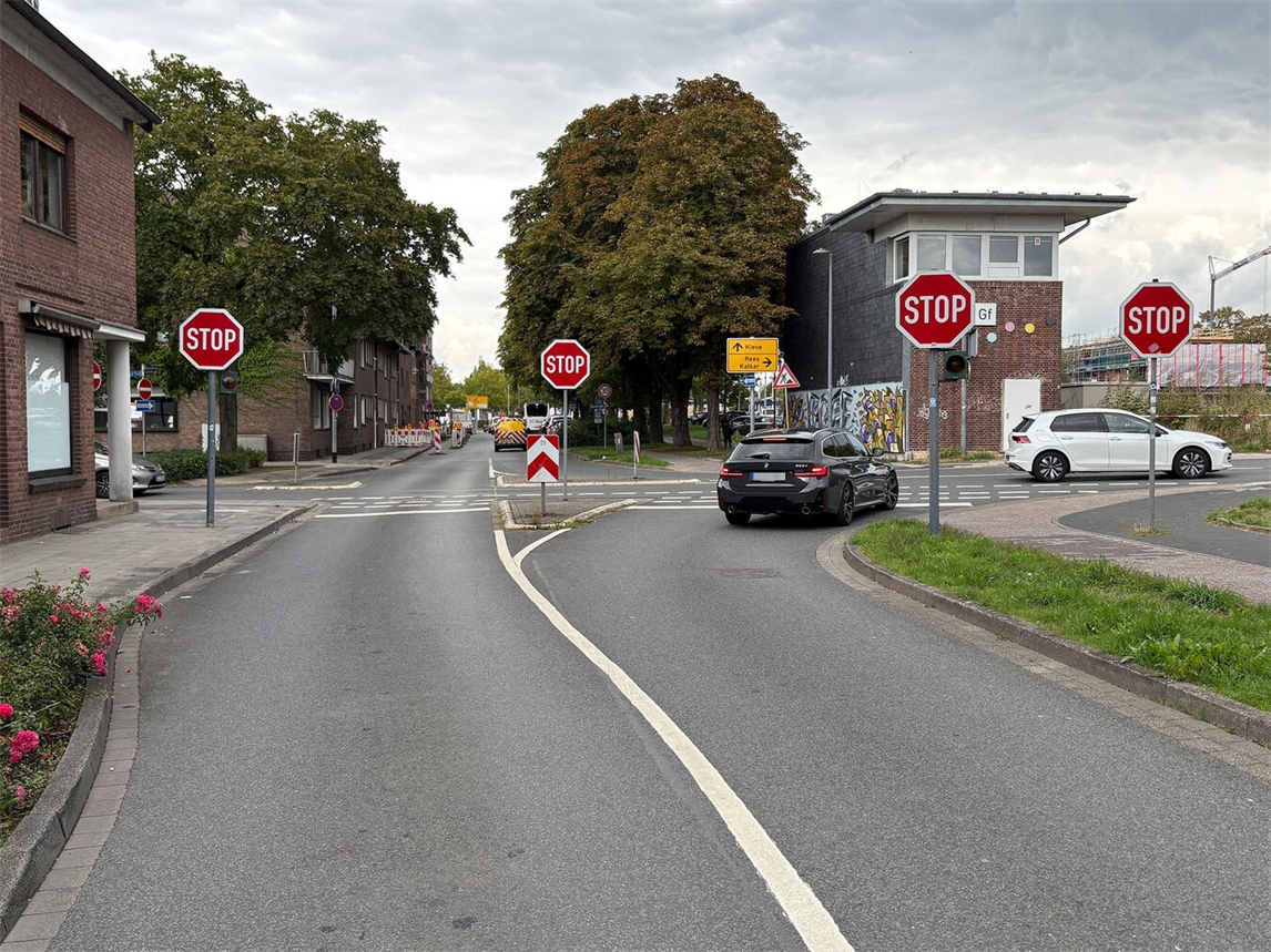 "Straßenkreuzung an Bahnhofstraße mit Abbiegeoption zum Bahnübergang, Foto von Torsten Matenaers"