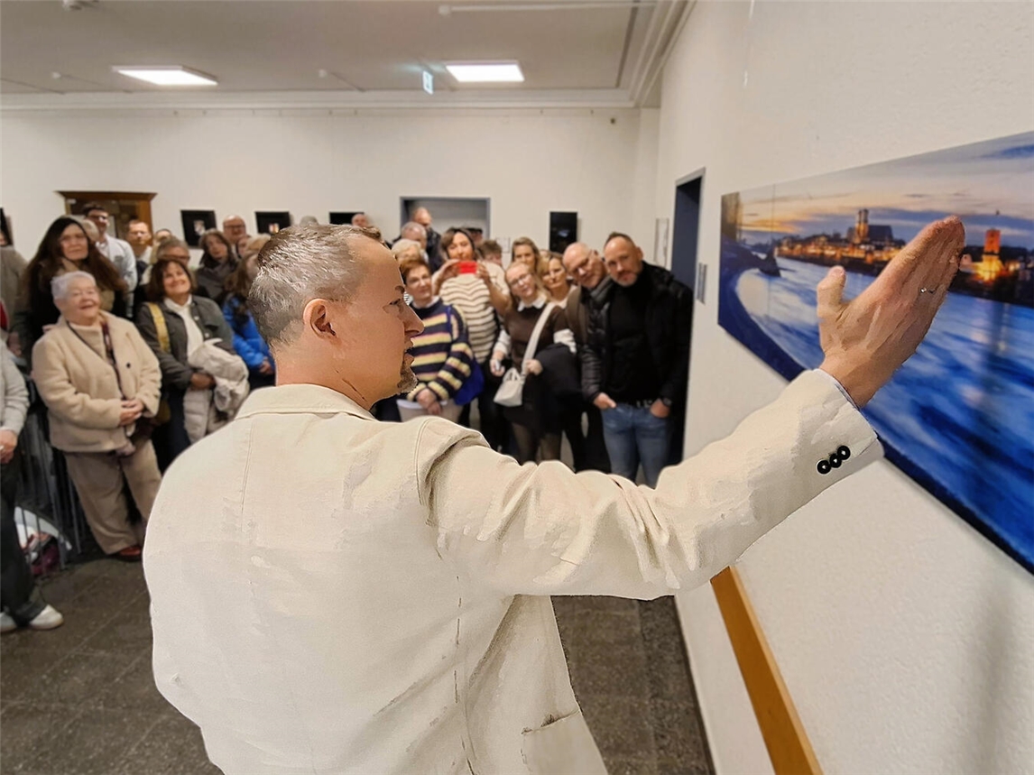 Von der Idee zum Kunstwerk: Björn Hesener führt am Sonntag durch die Ausstellung „Zwei Seiten“ in der Reeser Rathausgalerie. Foto: Stadt Rees